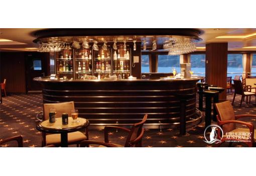 Bar del Salón Darwin a bordo del Stella Australis